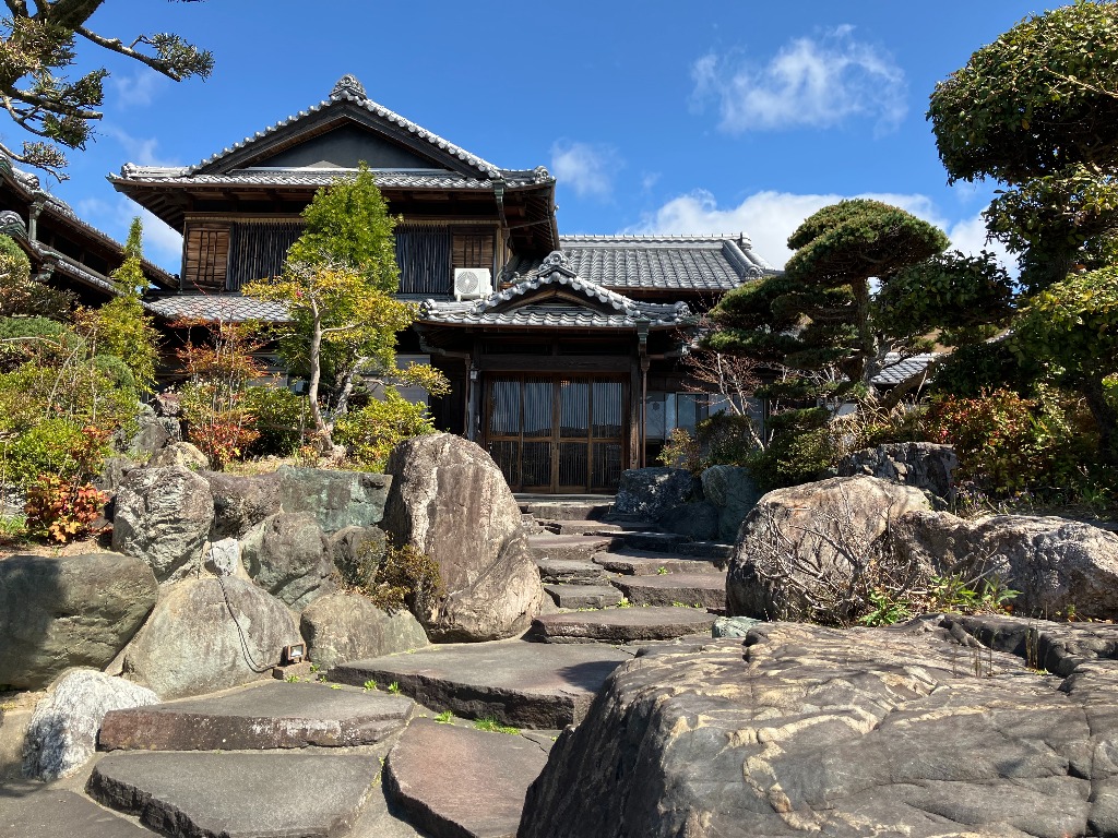 私たちはグループホーム「グリーンコアラ」も展開しています。（右の写真はピュアの外観です）